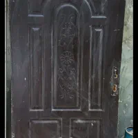 تخت خواب یک نفره و درب اتاق