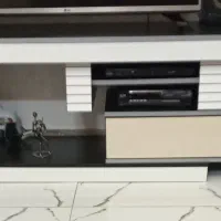 میزتلویزیون مناسب برهر سایزی بزرگ و کوچیک میشود