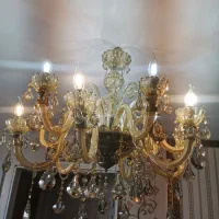 دو لوستر مجلل و یک آباژور ایستاده