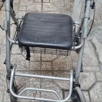 واکر چرخ‌دار (رولاتور)برند معتبر«همپا»کاملاً سالم