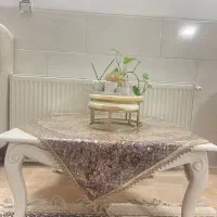 میز جلو مبلی بزرگ و سه تا کوچیک