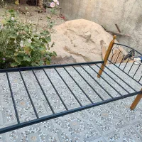 تخت اهنی|تخت و سرویس خواب|اسیر, |دیوار
