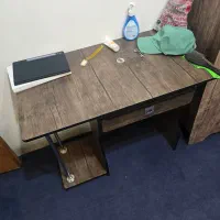 تخت و میز تحریر و کمد