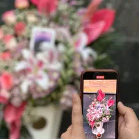 ادمین خانم در گلفروشی