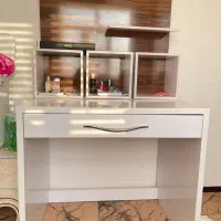 میز مطالعه و کتابخونهی تمیز و خوشساخت برای فروش