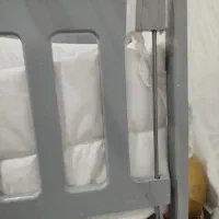 تخت خواب کنار مادر کودک