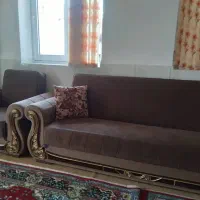 مبل راحتی به همراه جلو مبلی تمیز