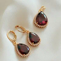 نیمست پلاک و گوشواره اشک نگینی زرشکی