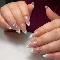 خدمات حرفهای کاشت و آرایش ناخن