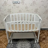 تخت کنار مادر