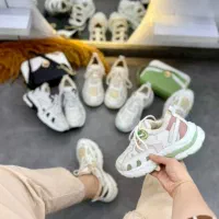 کفش|کیف، کفش، کمربند|شال, |دیوار