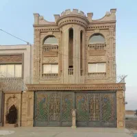 فروشنده آقا در کارگاه سنگ فروشی