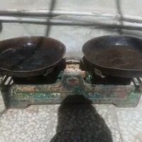 ترازو قدیمی با کفه برنجی