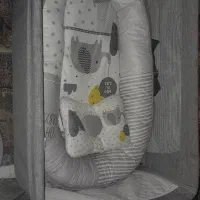 گهواره و تخت کنار مادر