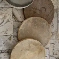 ۴ عدد دف، ۳ عدد پوست و یکی طلق