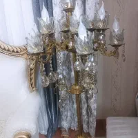 کنار سالنی لوستر ایستاده 13شاخه