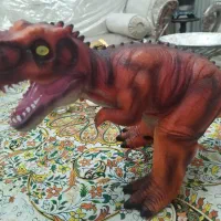 اسباب بازی دایناسور و عروسک