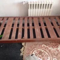 تخت چوبی ،وگل میز