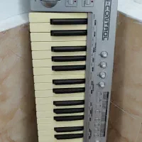 میدی کیبورد بهرینگر