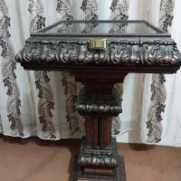میز تلفن و مجسمه