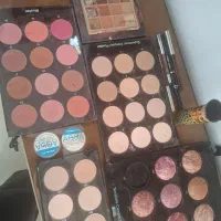 تعدادی سایه  تعدادی لوازم ارایش