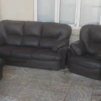 مبل چرم راحتی ۷ نفره همراه میز عسلی