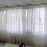پرده حریر و زبرای دست دوم درب اتاقی