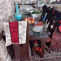 میز ناهارخوری شیشه‌ای با ۴ تا صندلی و دو تا کشو
