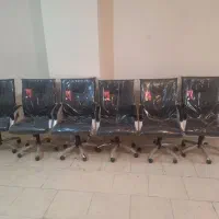 ۳ عدد میز و ۶ عدد صندلی اداری در حد نو