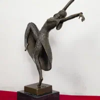 مجسمه برنز دختر در حال رقص هونگ برنزی