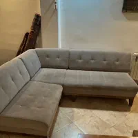 یک دست مبل ال تمیز به همراه دوتا یک نفره و میز وسط