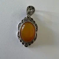 گردنبندنقره ۹۲۵ قدیمی باسنگ عقیق عسلی و حرزسلیمان