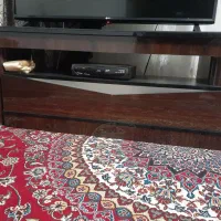 میز تلویزیون و ساعت و دوتا تکی