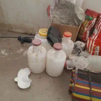 تعدادی دبه خیارشو وترشی به فروش میرسید
