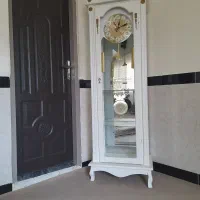 آینه و کنسول و ساعت ایستاده