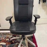 صندلی مدیریت و کامپیوتر