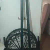یک عدد تخت یکنفره بدون تشک و کفی زیر تشک