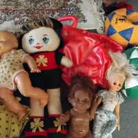 تعدادی عروسک و توپ