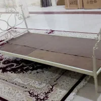 تخت فلزی
