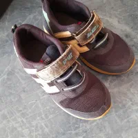 کفش|کفش و لباس بچه|میانه, |دیوار