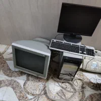 کیس کامپیوتر به همراه دو مانیتور وی صفحه کلید