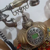 تلفن بهمراه میز