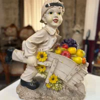 مجسمه دکوری پسرک میوه فروش