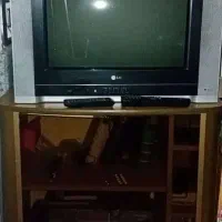 تلویزیون و میز تلویزیون و مبدل تمیز