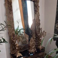 آیینه و کنسول چوبی با شمعدان و ساعت برنزی