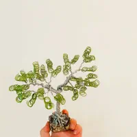 مجسمه سیمی درخت  و سنگ عقیق سلیمانی