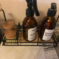 استند فلزی کنارسینک بادسته های چوبی