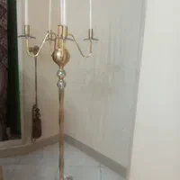 آباژور ایستاده کنار سالنی