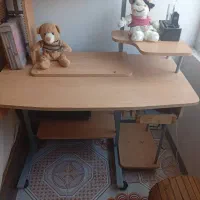 میز مطالعه و کامپیوتر