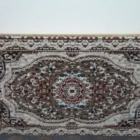 یه میزشیشه ای مشکی بایه کابینت دوتاپشتی ویه فرش